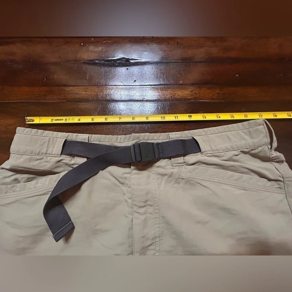 The North Face Conversion Pants (missing the bottom pieces) Size Med.